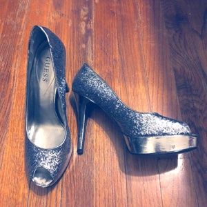 Size 9 Guess platform pumps